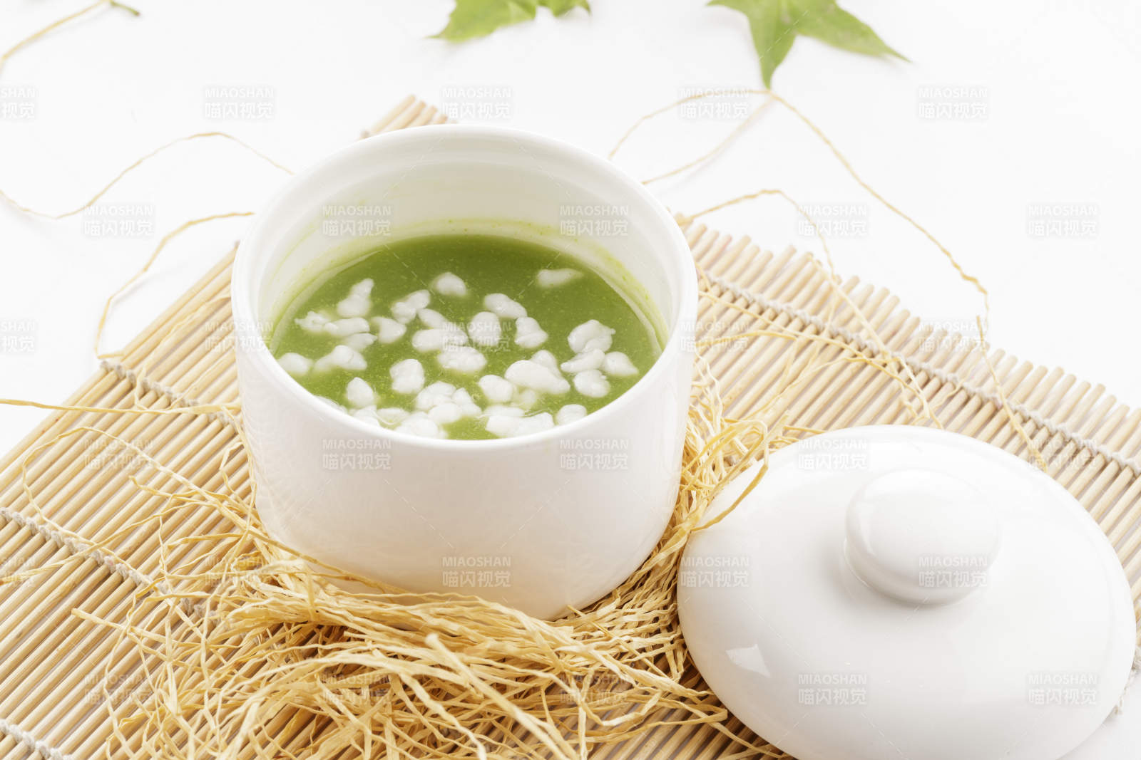 白色瓷汤盅装的珍珠翡翠养生汤图片