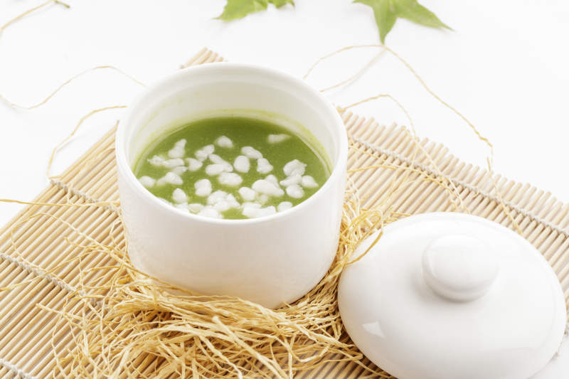 白色瓷汤盅装的珍珠翡翠养生汤图片