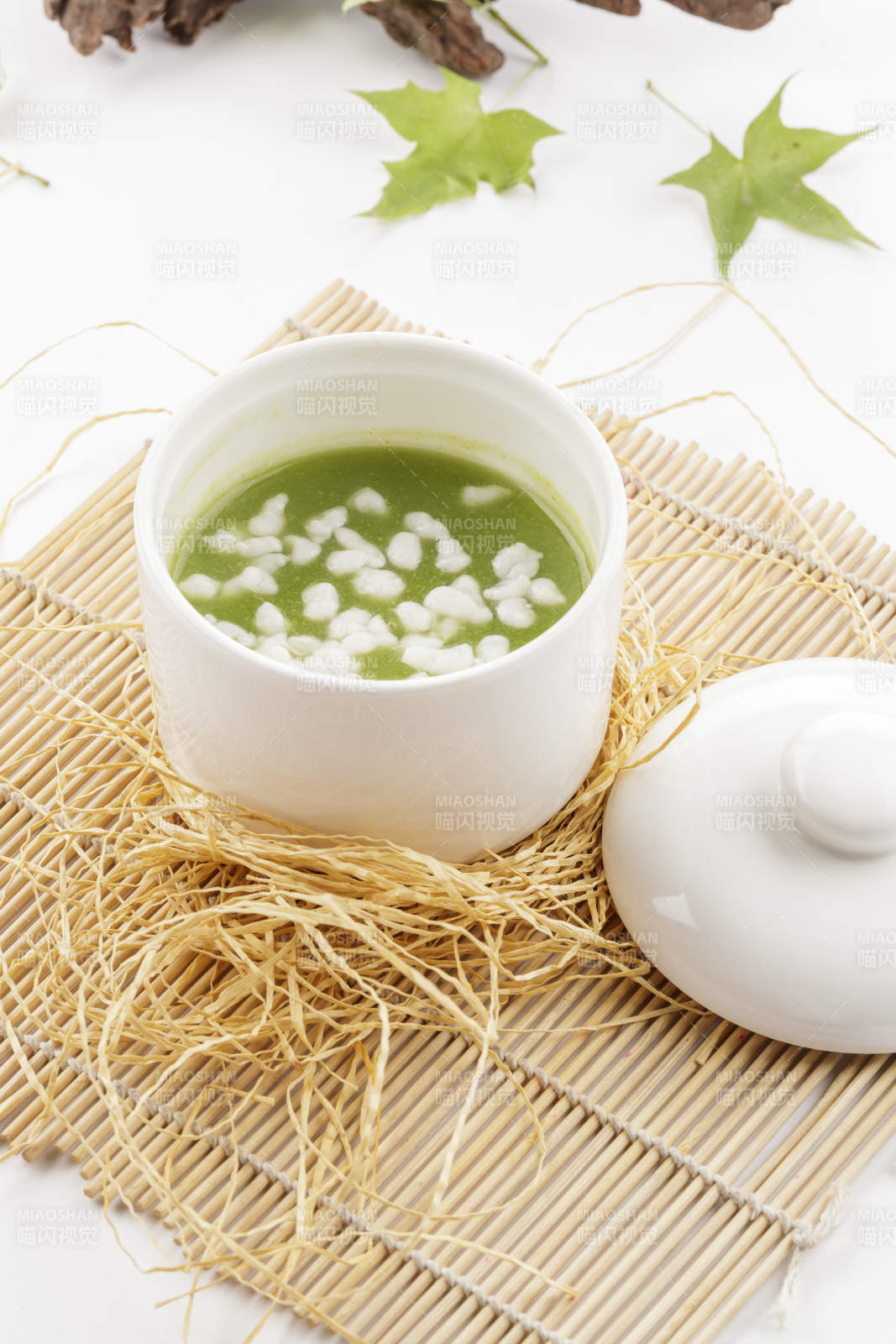 白色瓷汤盅装的珍珠翡翠养生汤图片