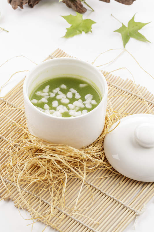 白色瓷汤盅装的珍珠翡翠养生汤图片