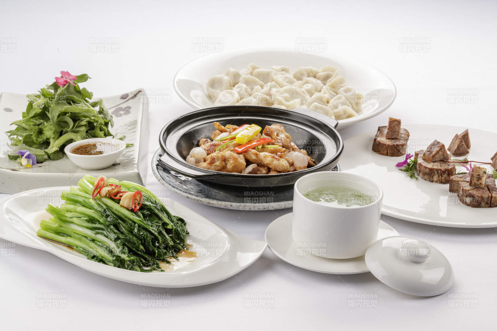 白色餐桌上摆放的一桌宴席图片