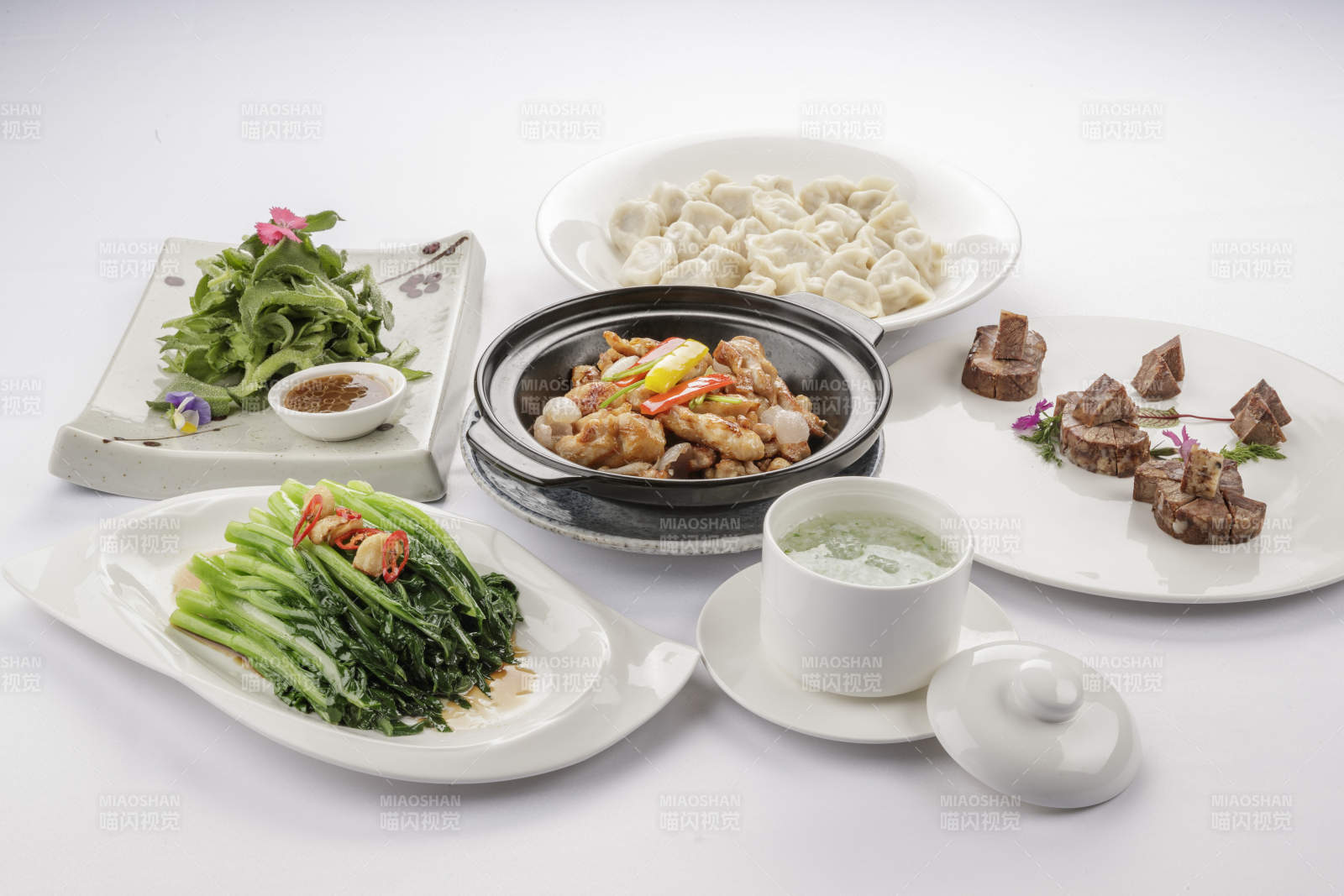 白色餐桌上摆放的一桌宴席图片