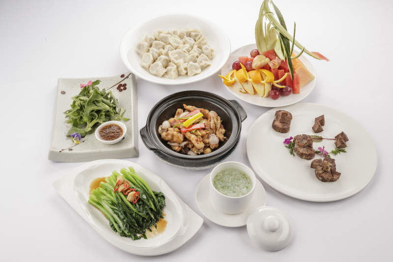 白色餐桌上摆放的一桌宴席图片