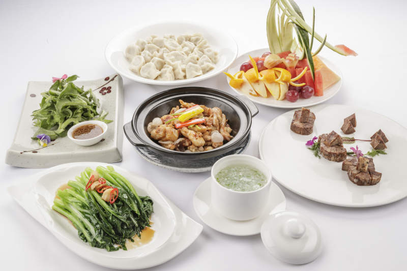 白色餐桌上摆放的一桌宴席图片