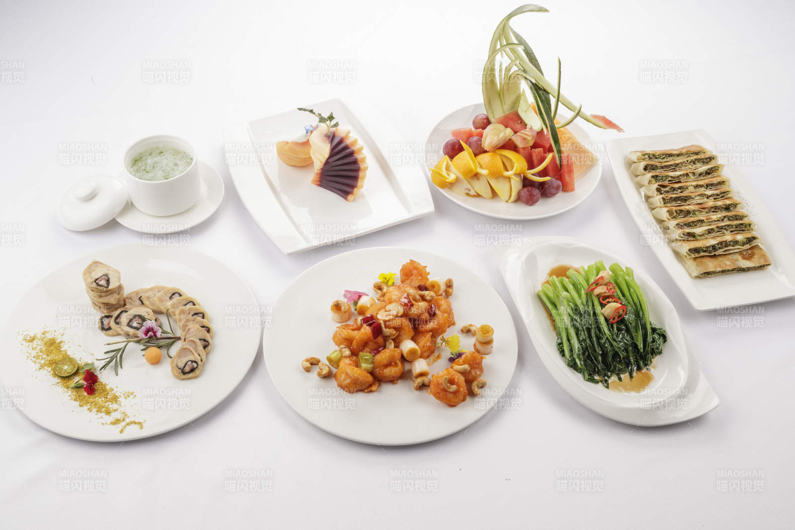 白色餐桌上摆放的一桌宴席图片