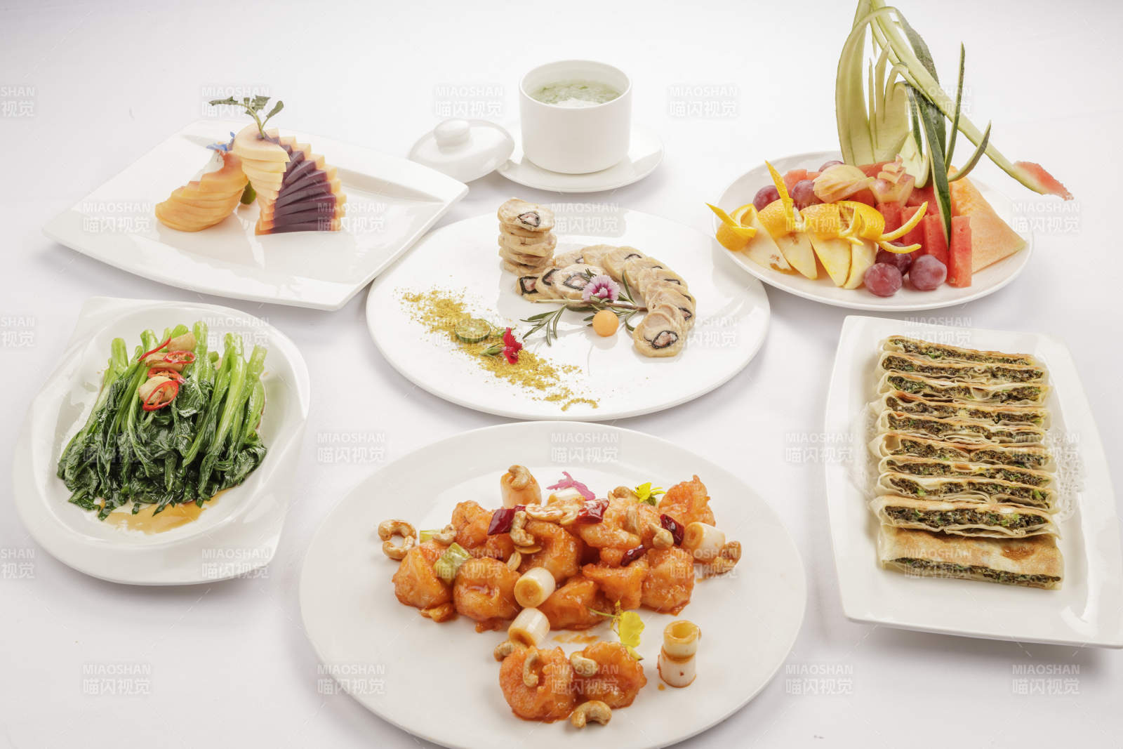 白色餐桌上摆放的一桌宴席图片