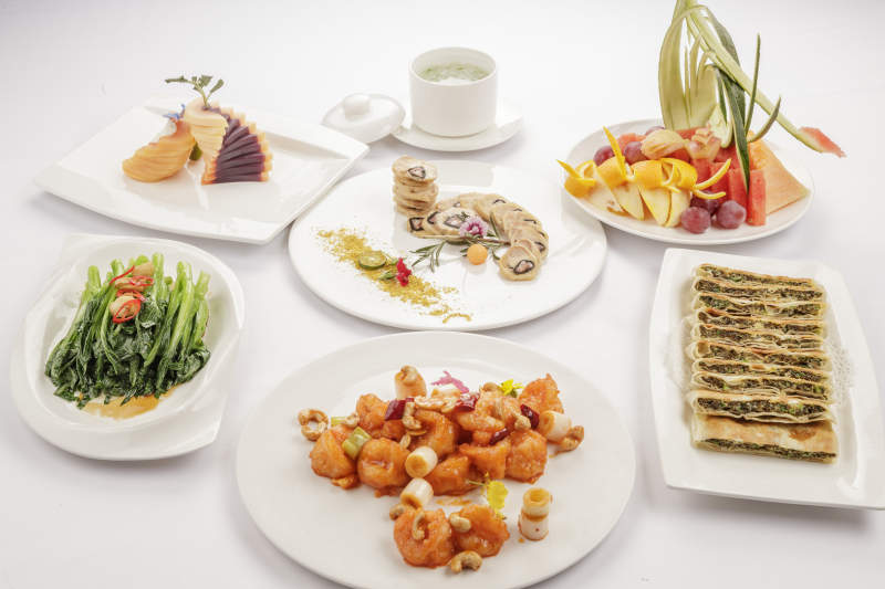 白色餐桌上摆放的一桌宴席图片