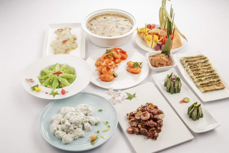 白色餐桌上摆放的一桌宴席图片