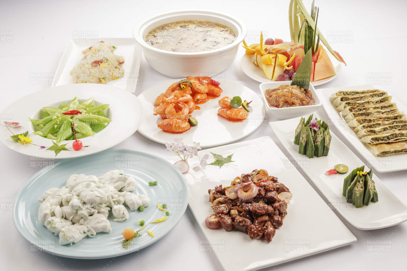 白色餐桌上摆放的一桌宴席图片
