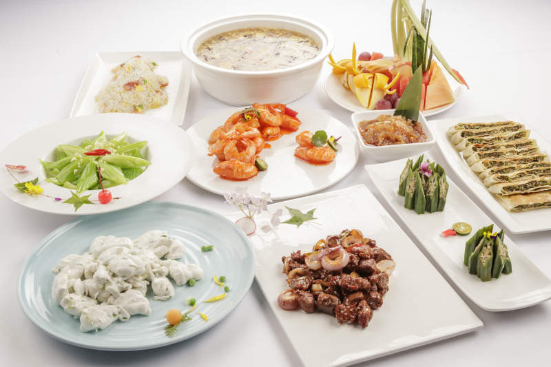 白色餐桌上摆放的一桌宴席图片