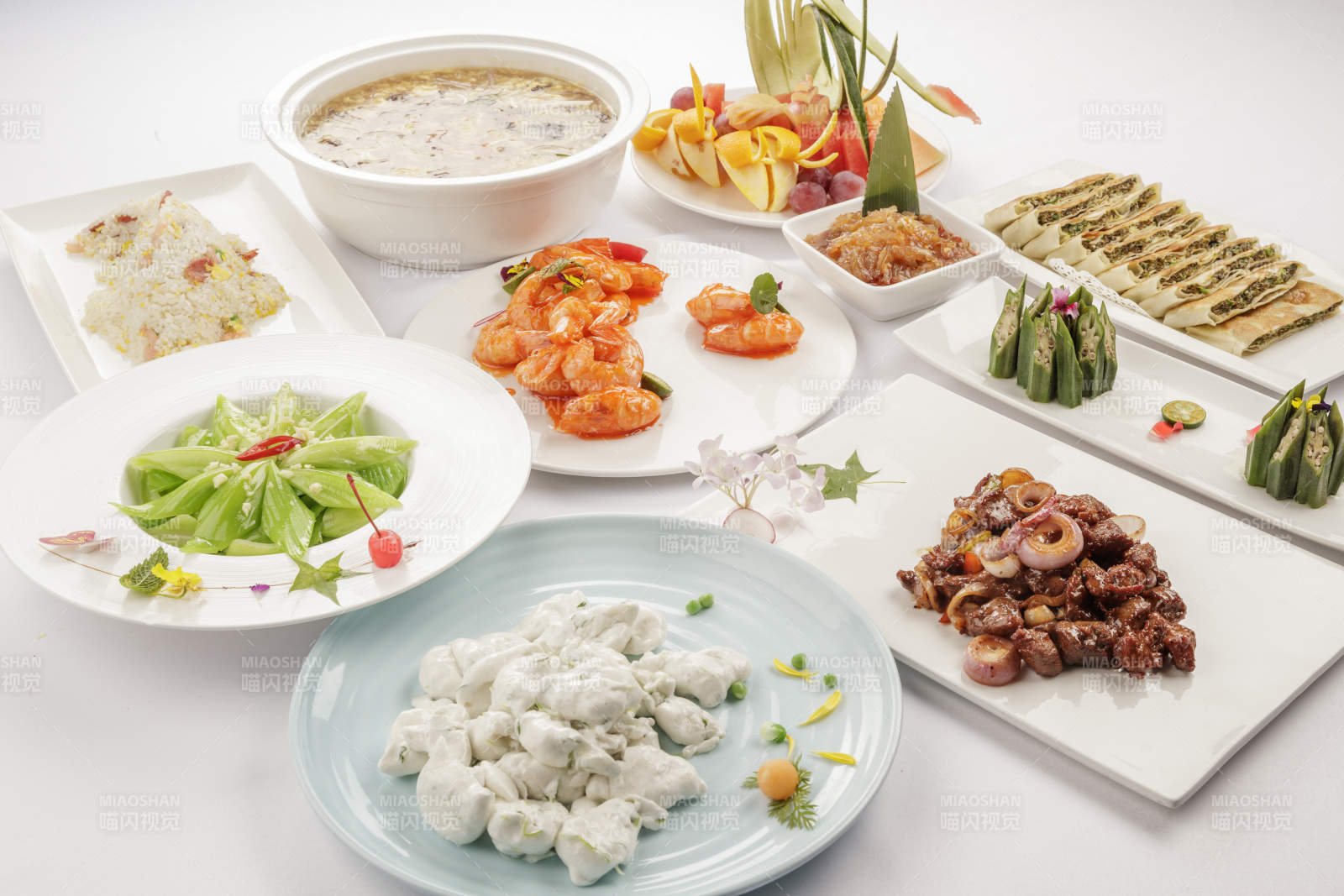 白色餐桌上摆放的一桌宴席图片