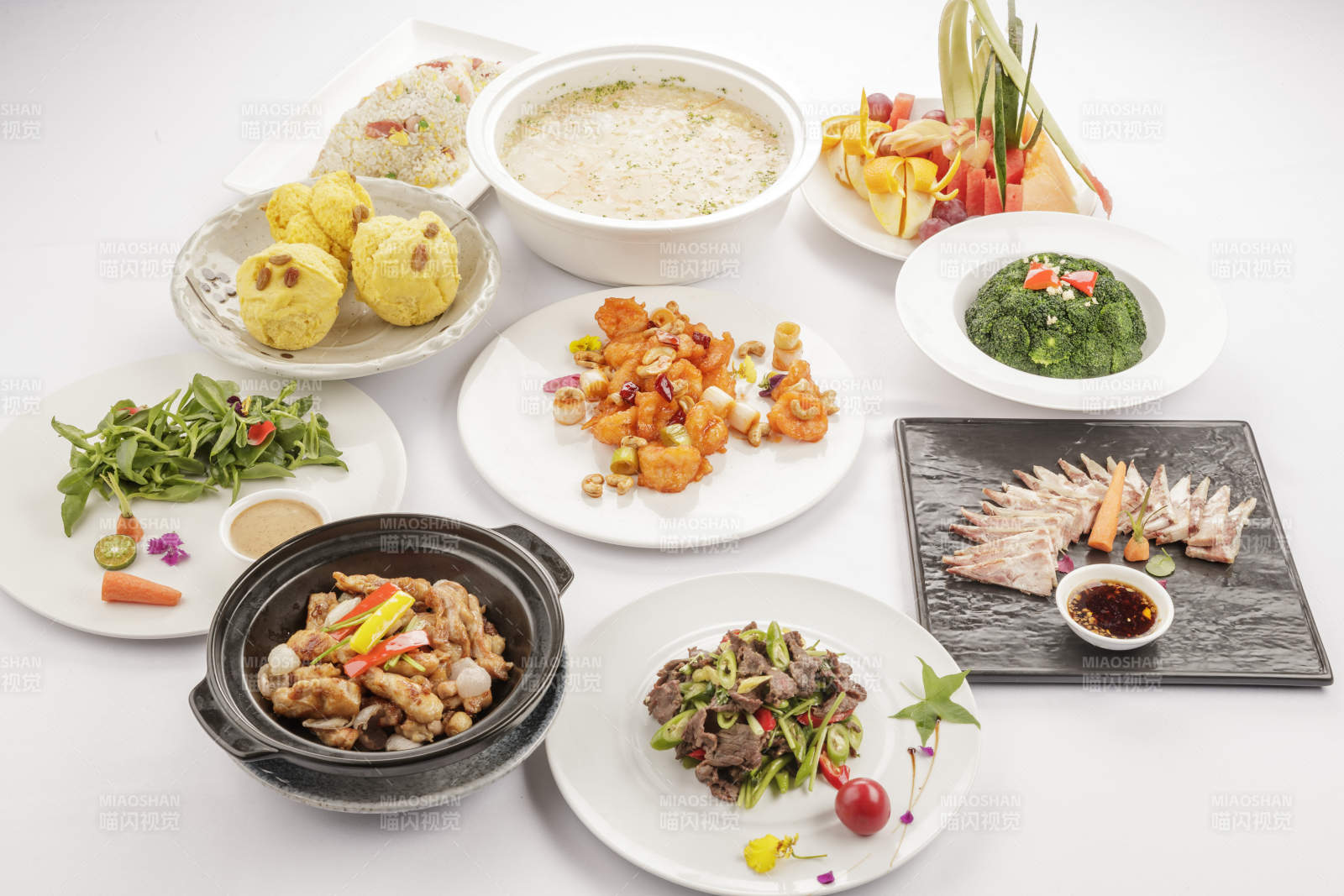 白色餐桌上摆放的一桌宴席图片