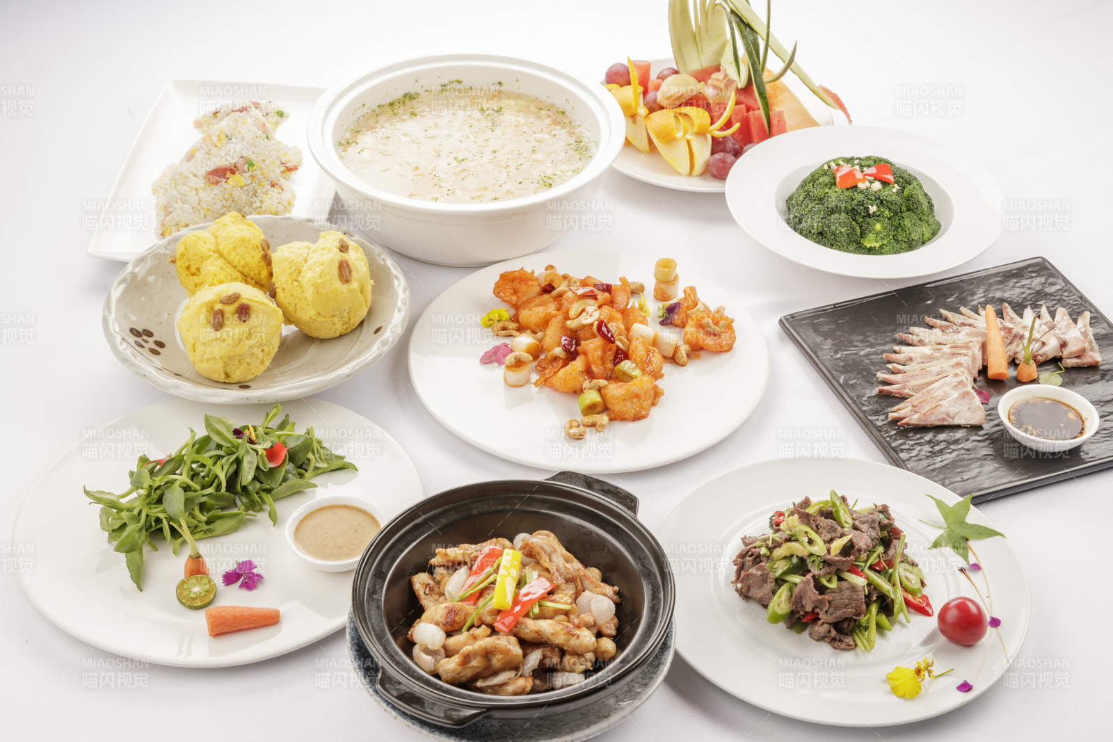 白色餐桌上摆放的一桌宴席图片