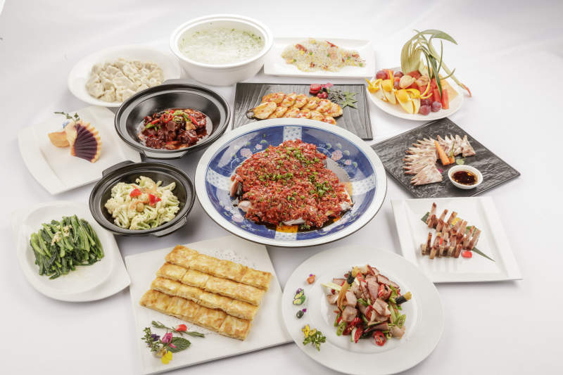 白色餐桌上摆放的一桌宴席图片