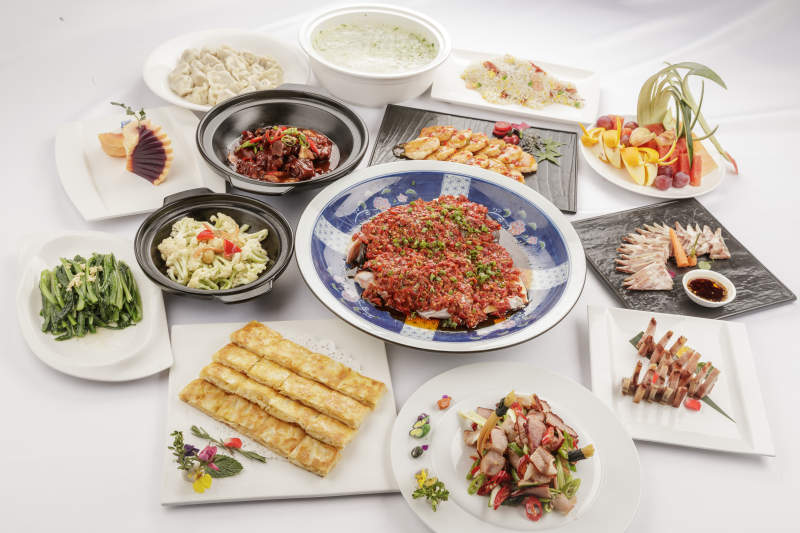 白色餐桌上摆放的一桌宴席图片