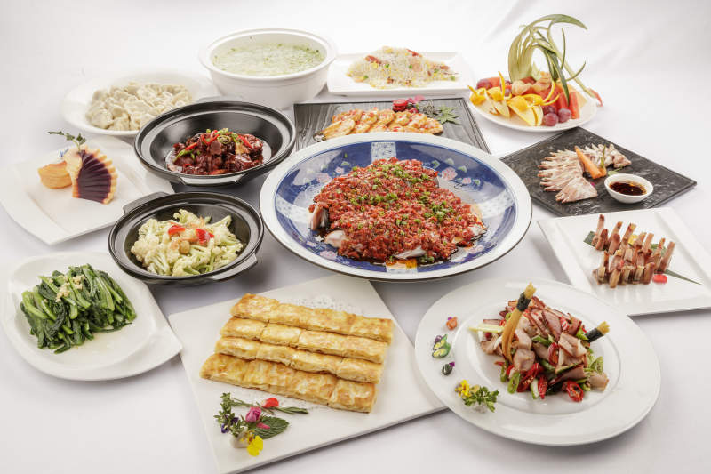 白色餐桌上摆放的一桌宴席图片