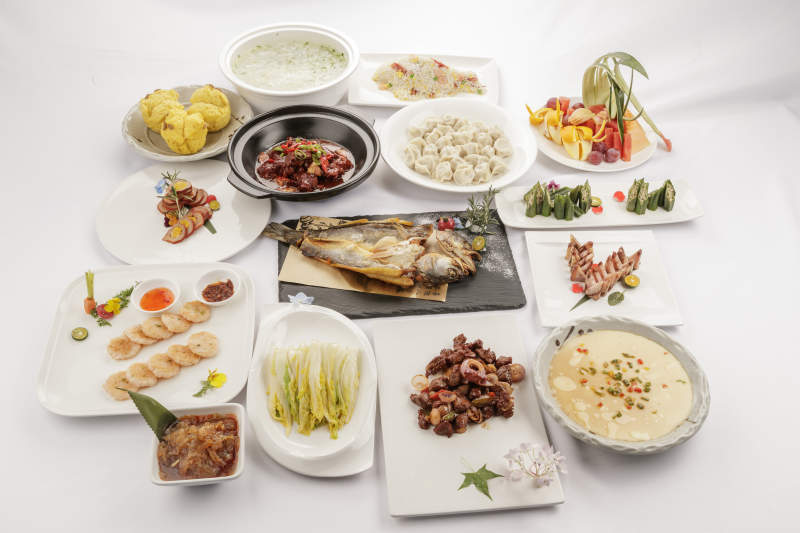 白色餐桌上摆放的一桌宴席图片