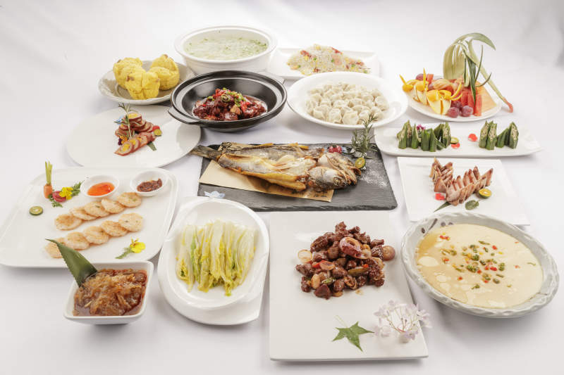 白色餐桌上摆放的一桌宴席图片