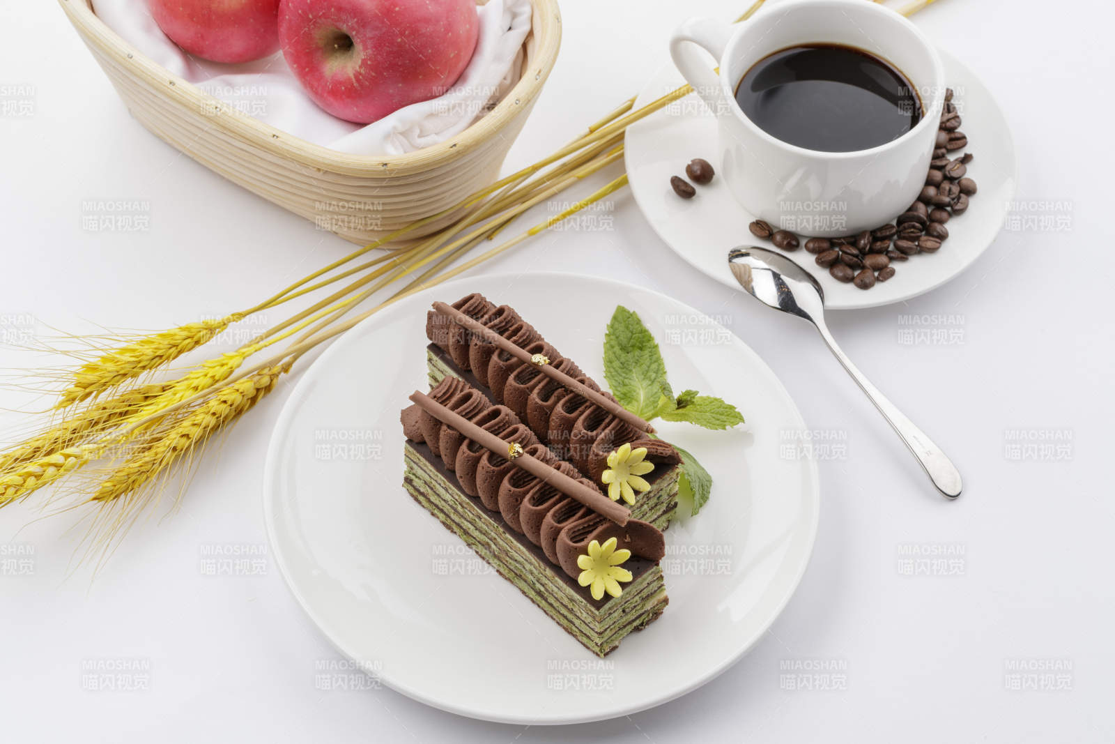 巧克力酱抹茶奶酪慕斯蛋糕摆放在白色背景上图片