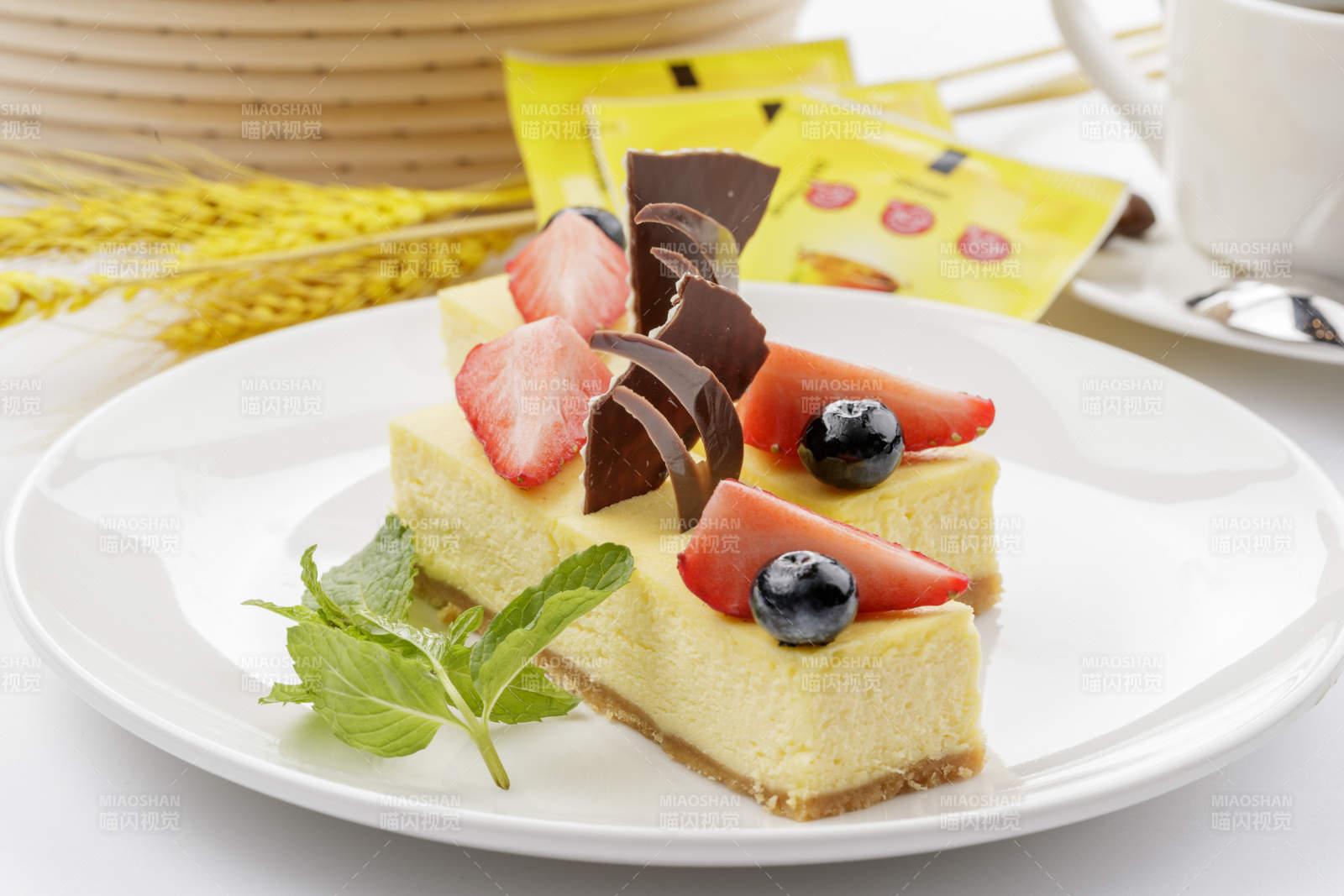 奶油巧克力撒粉慕斯蛋糕摆放在白色背景上图片