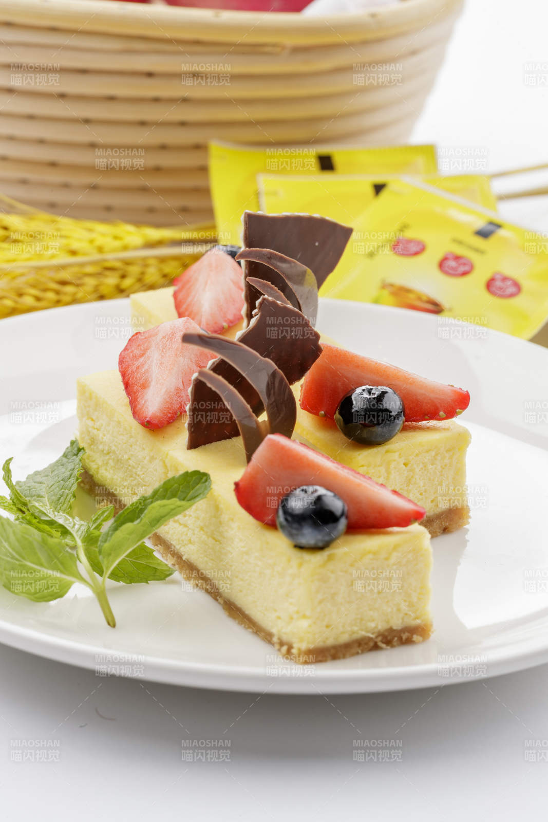 奶油巧克力撒粉慕斯蛋糕摆放在白色背景上图片