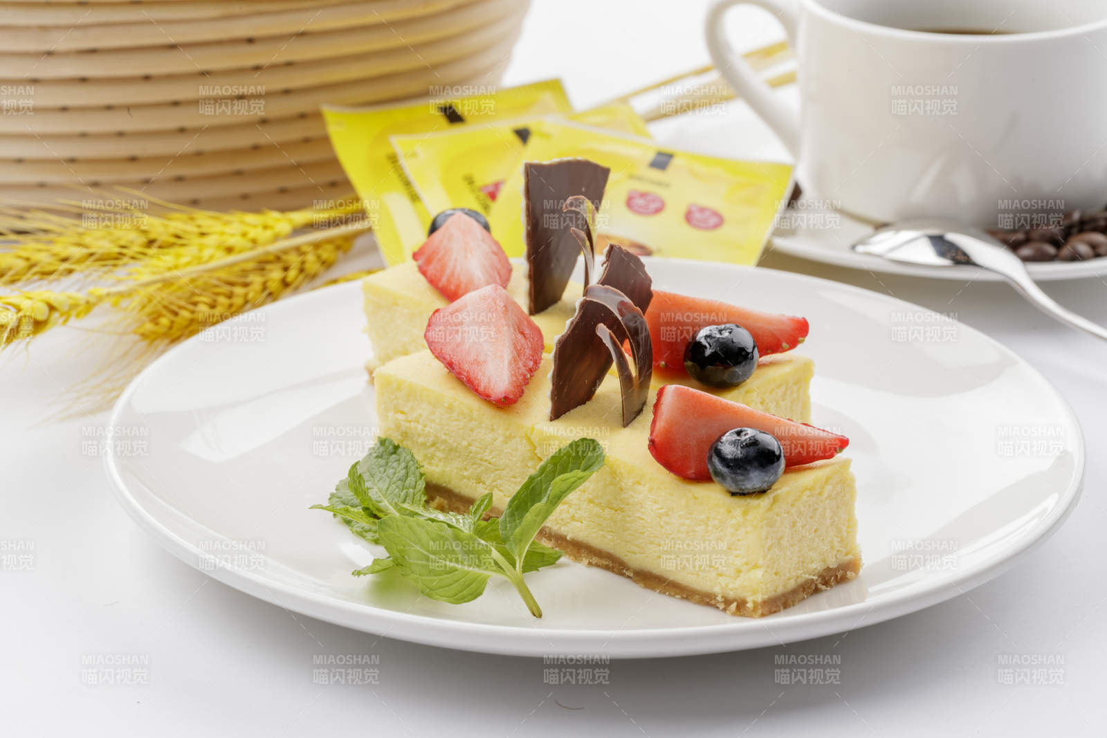 奶油巧克力撒粉慕斯蛋糕摆放在白色背景上图片