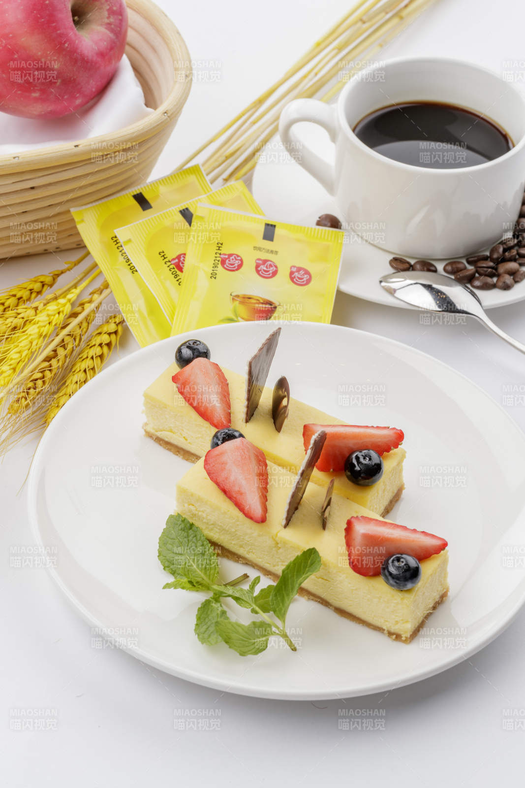 奶油巧克力撒粉慕斯蛋糕摆放在白色背景上图片