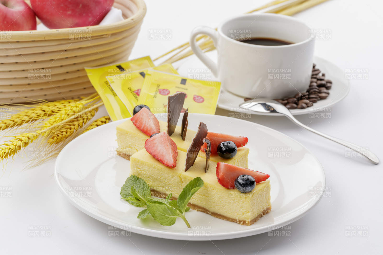 奶油巧克力撒粉慕斯蛋糕摆放在白色背景上图片