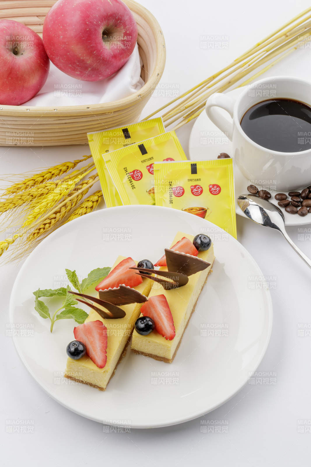 奶油巧克力撒粉慕斯蛋糕摆放在白色背景上图片