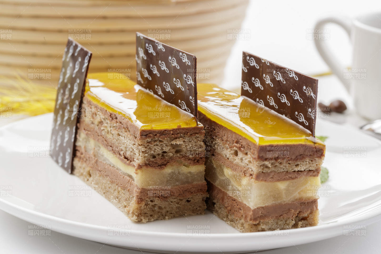 果酱杏仁慕斯蛋糕摆放在白色背景上图片