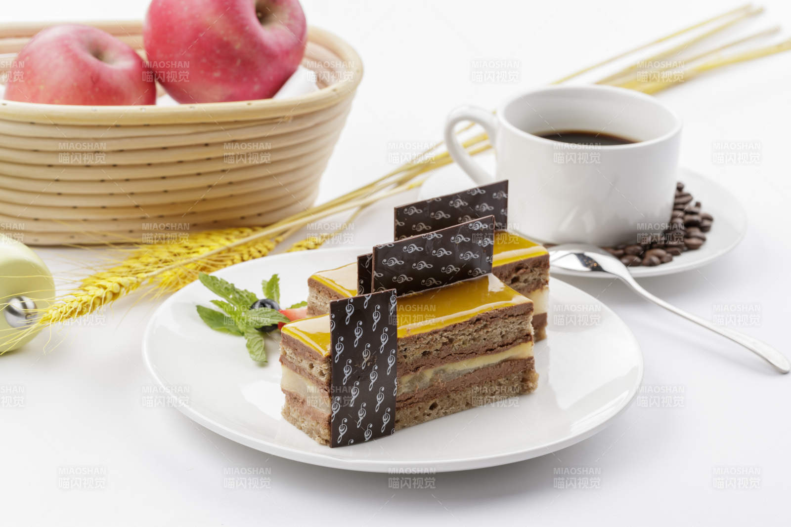 果酱杏仁慕斯蛋糕摆放在白色背景上图片