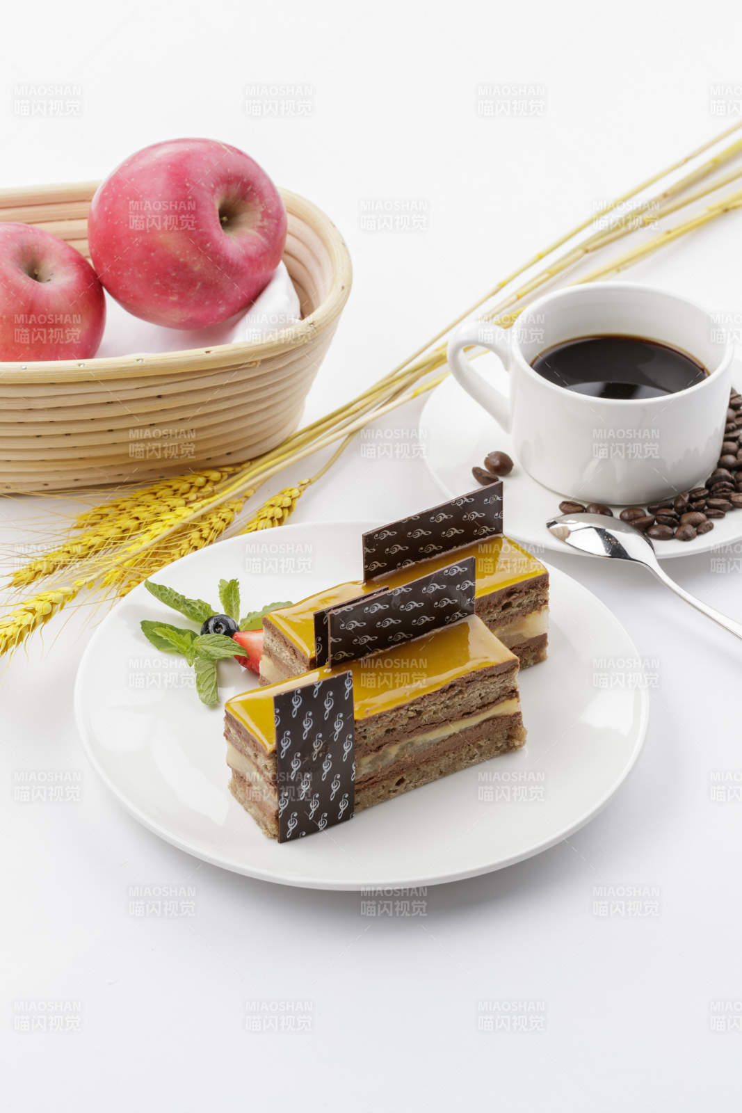 果酱杏仁慕斯蛋糕摆放在白色背景上图片