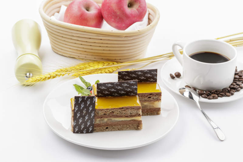 果酱杏仁慕斯蛋糕摆放在白色背景上图片