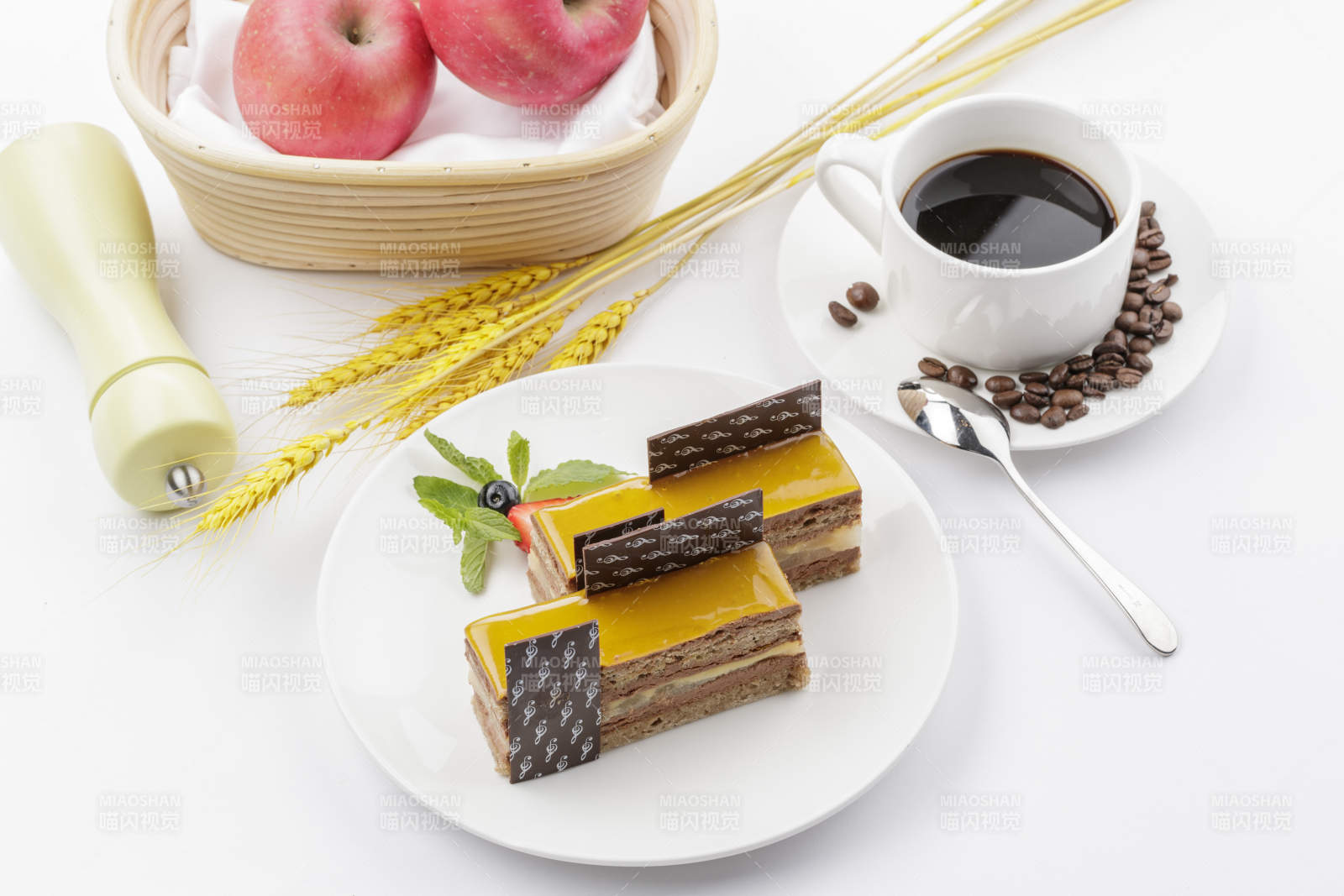 果酱杏仁慕斯蛋糕摆放在白色背景上图片