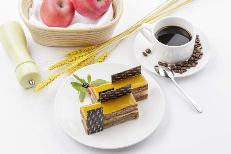 果酱杏仁慕斯蛋糕摆放在白色背景上图片