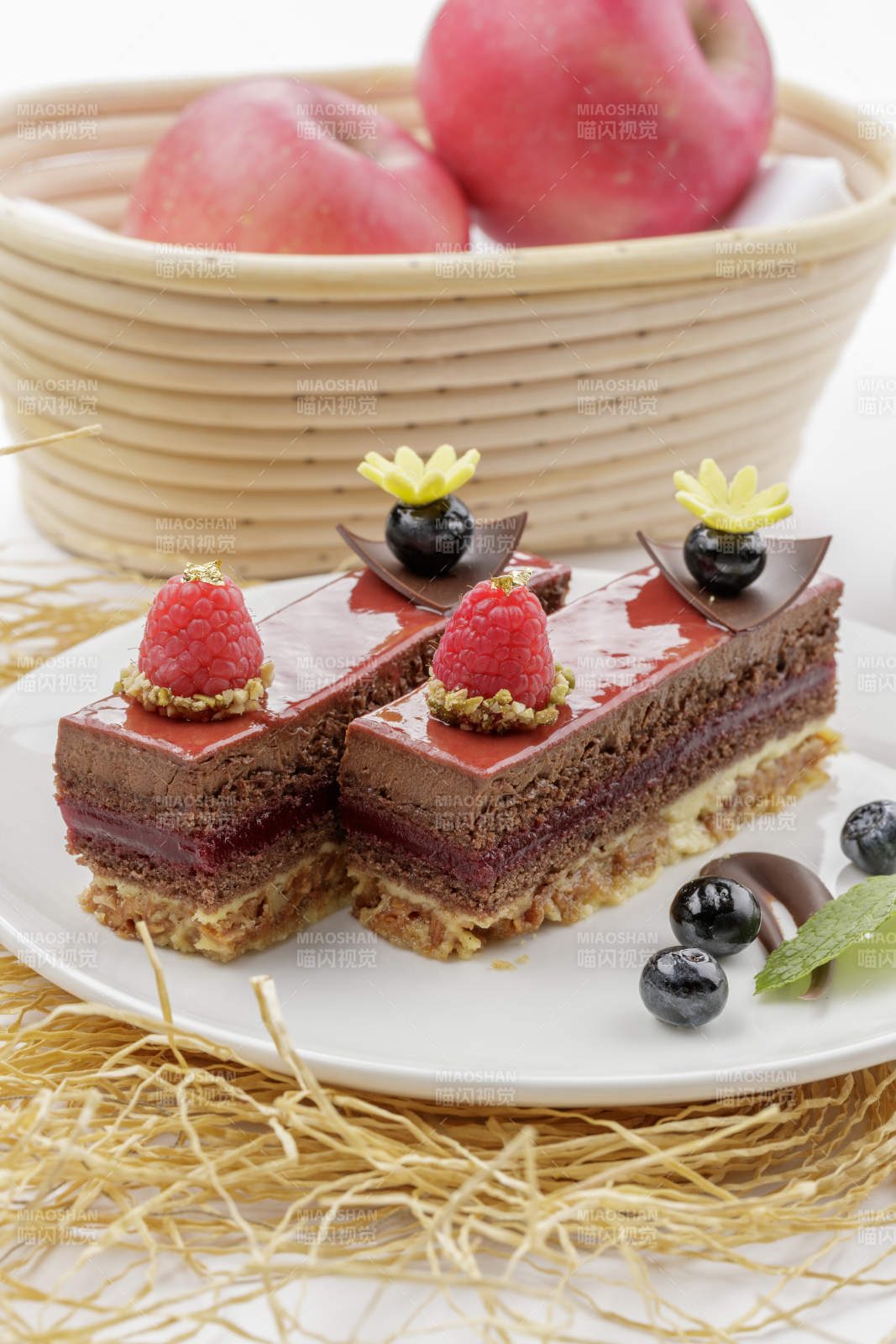 树莓蓝莓装饰的巧克力慕斯蛋糕图片