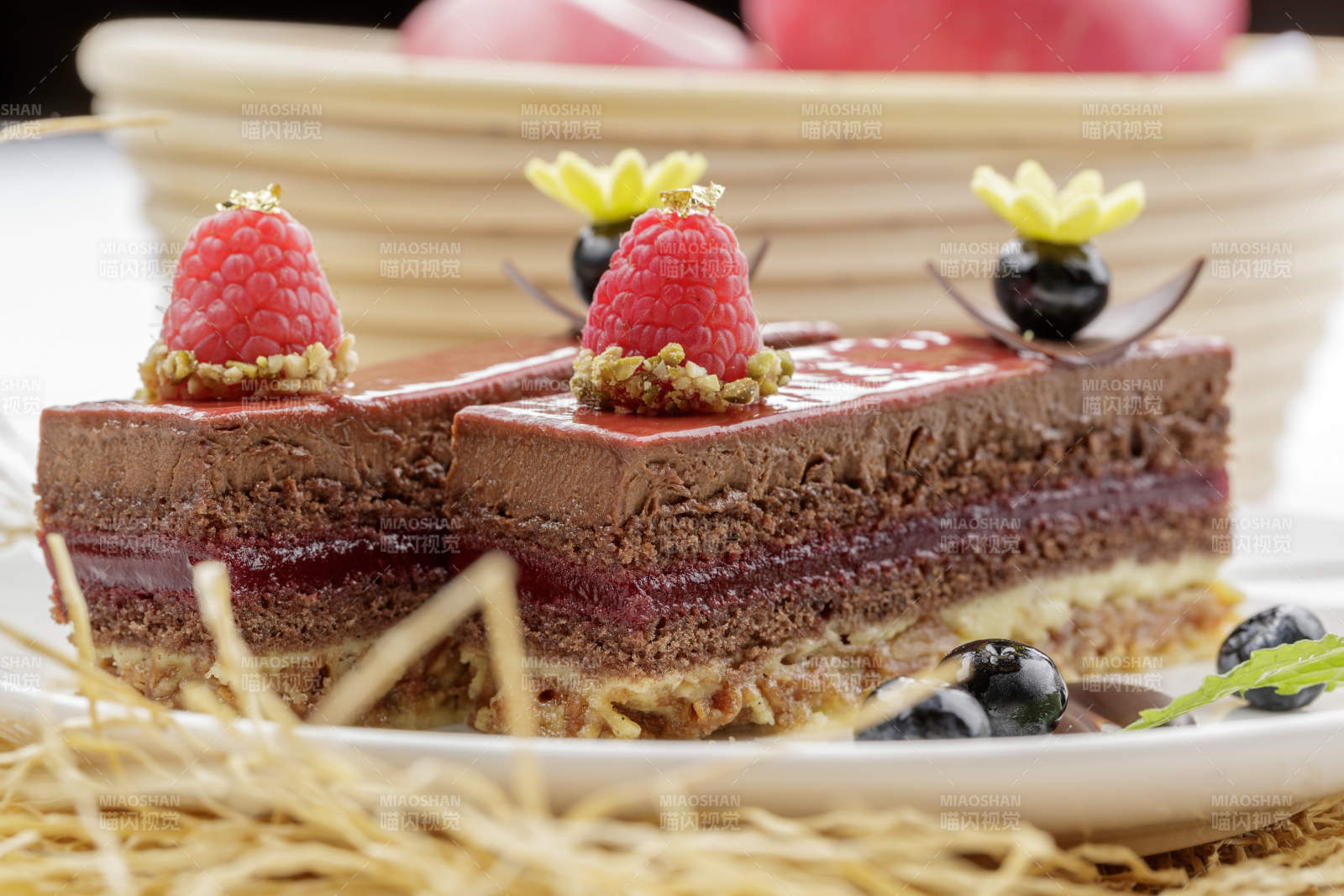 树莓蓝莓装饰的巧克力慕斯蛋糕图片