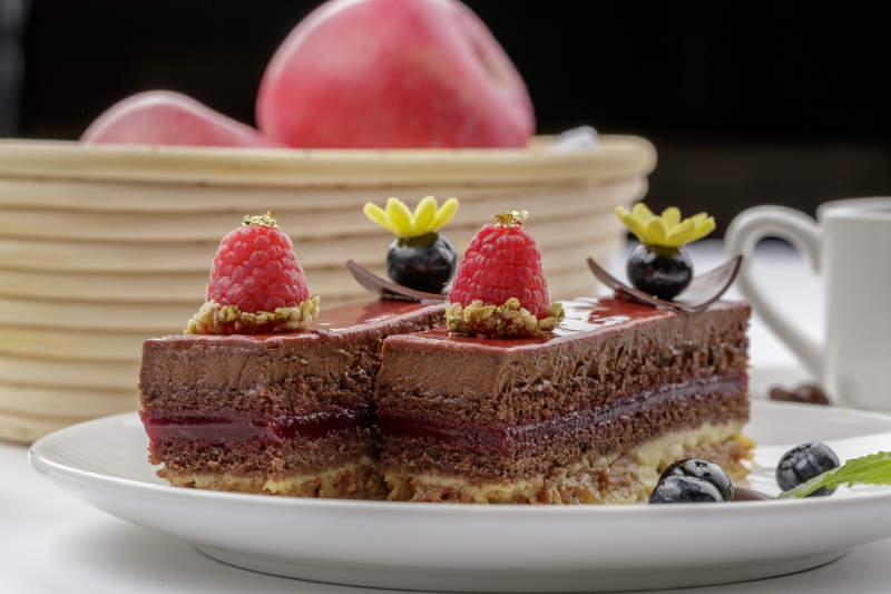 树莓蓝莓装饰的巧克力慕斯蛋糕图片