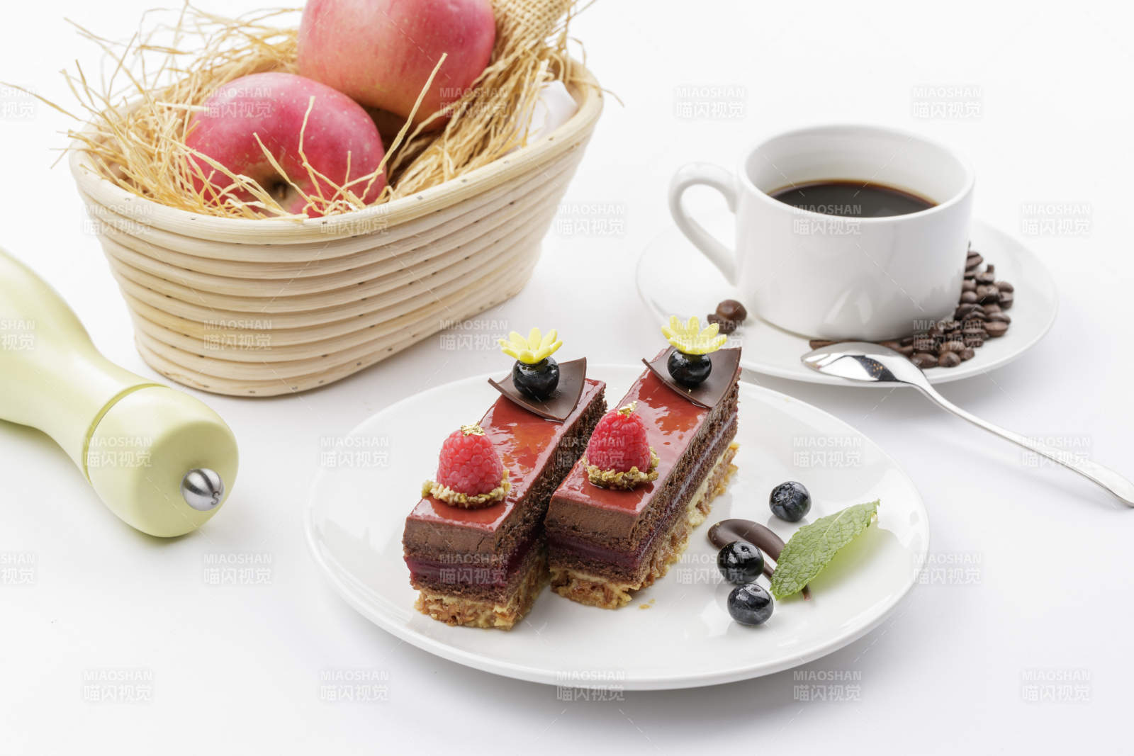 树莓蓝莓装饰的巧克力慕斯蛋糕图片