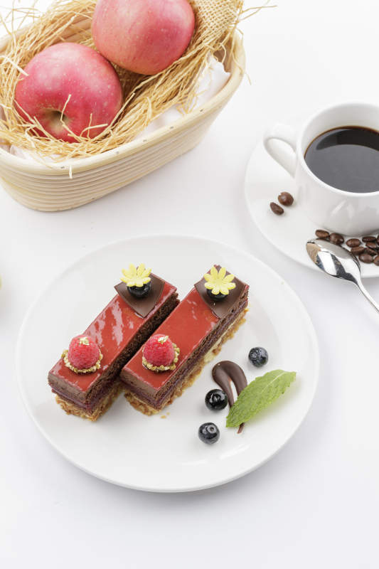 树莓蓝莓装饰的巧克力慕斯蛋糕图片