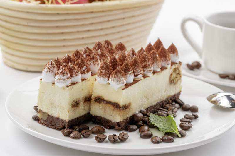 奶油巧克力撒粉慕斯蛋糕摆放在白色背景上图片