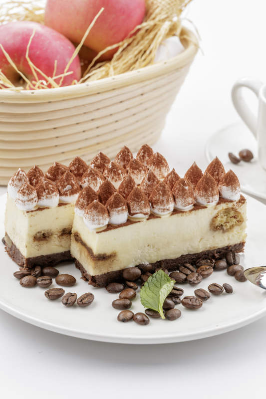 奶油巧克力撒粉慕斯蛋糕摆放在白色背景上图片