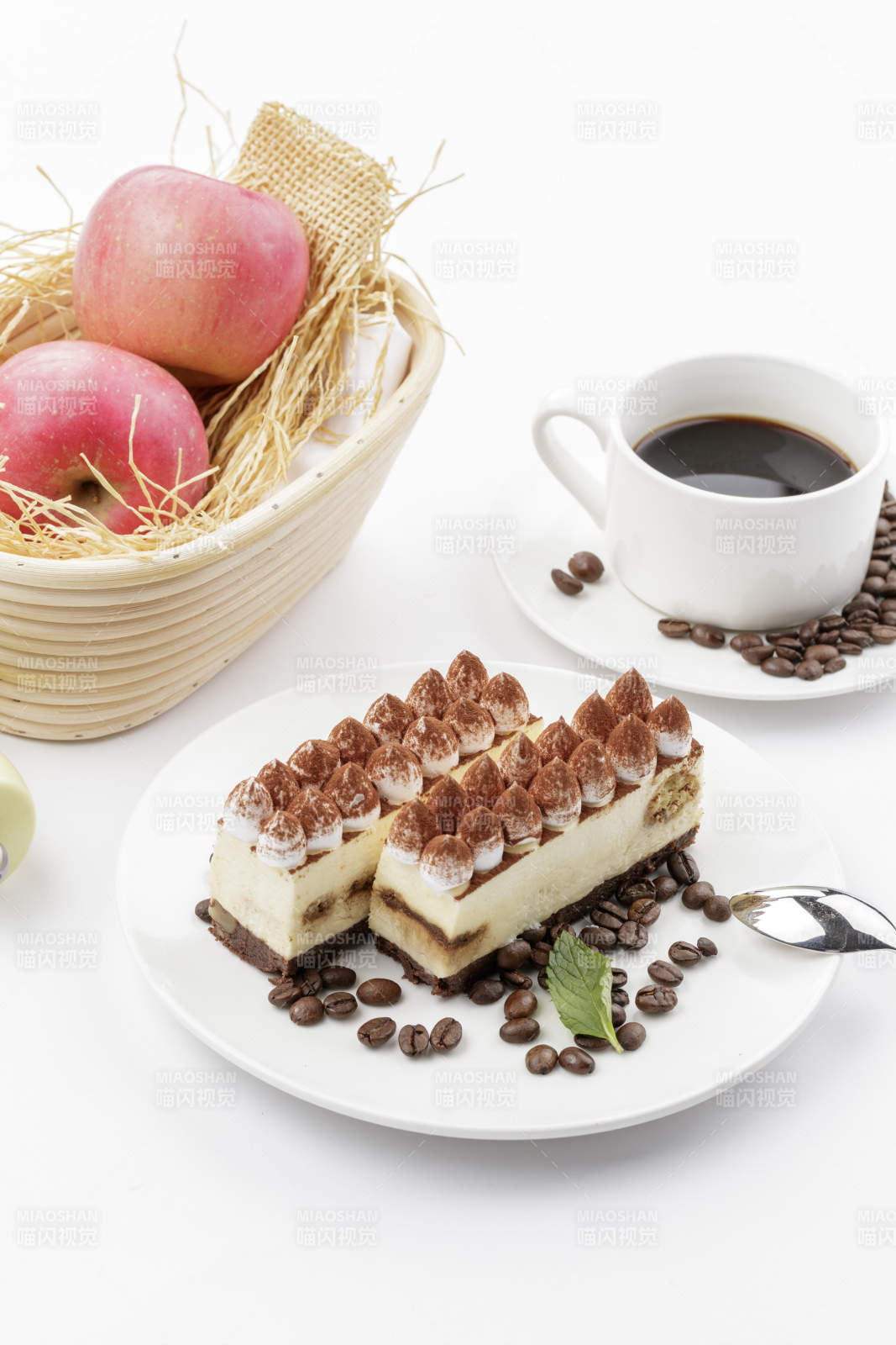 奶油巧克力撒粉慕斯蛋糕摆放在白色背景上图片