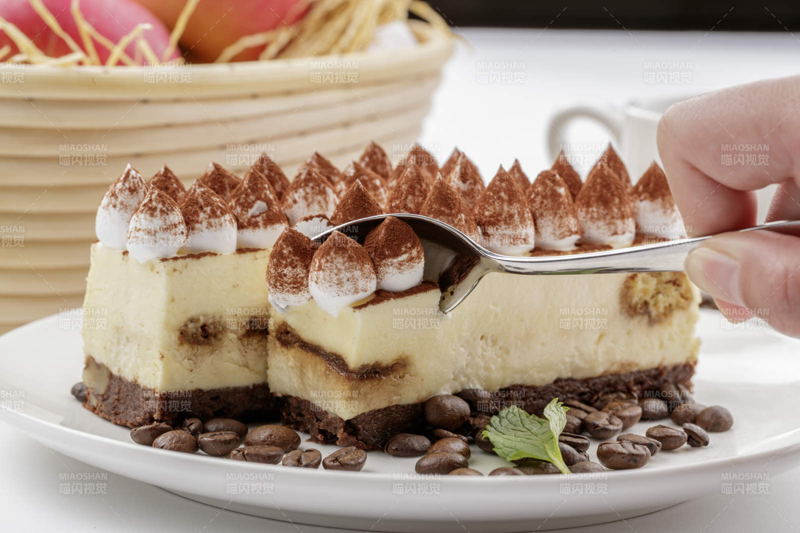 奶油巧克力撒粉慕斯蛋糕摆放在白色背景上图片