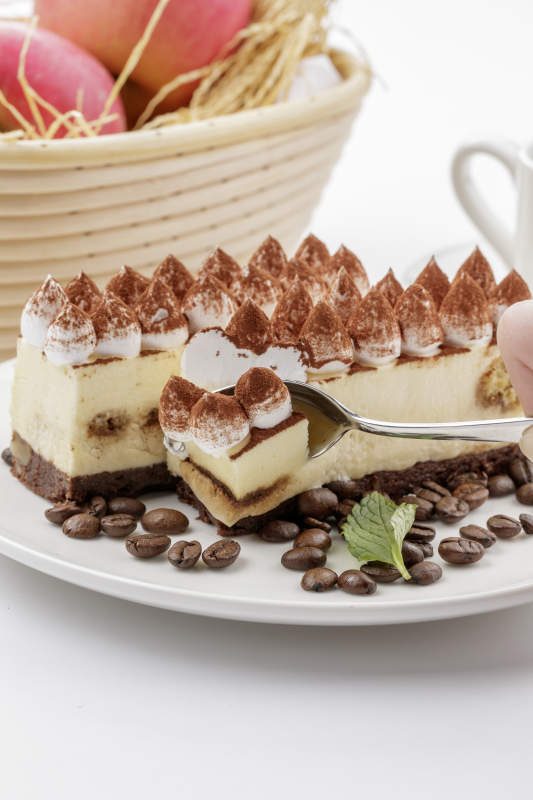 奶油巧克力撒粉慕斯蛋糕摆放在白色背景上图片