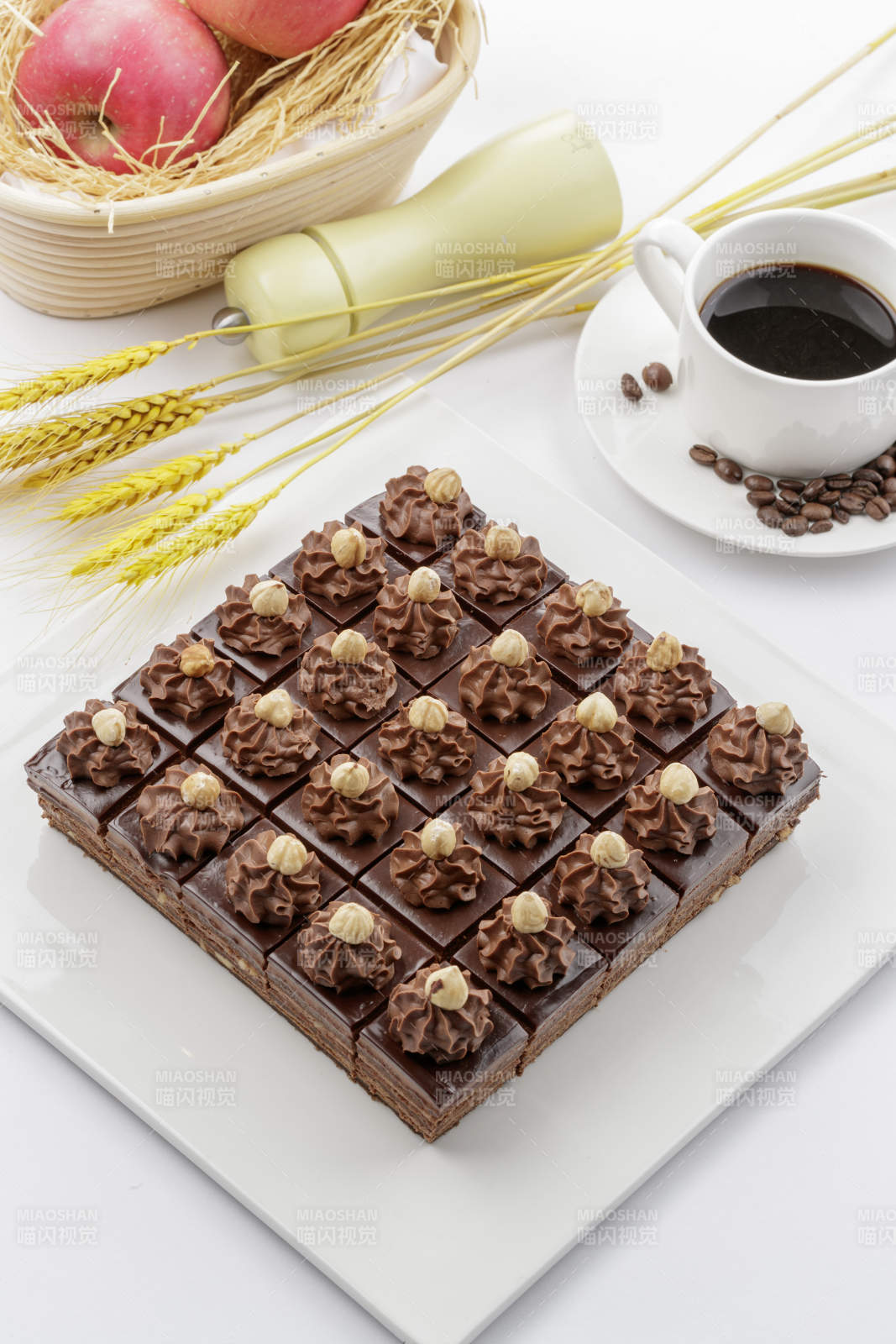 坚果巧克力慕斯蛋糕摆放在白色背景上图片