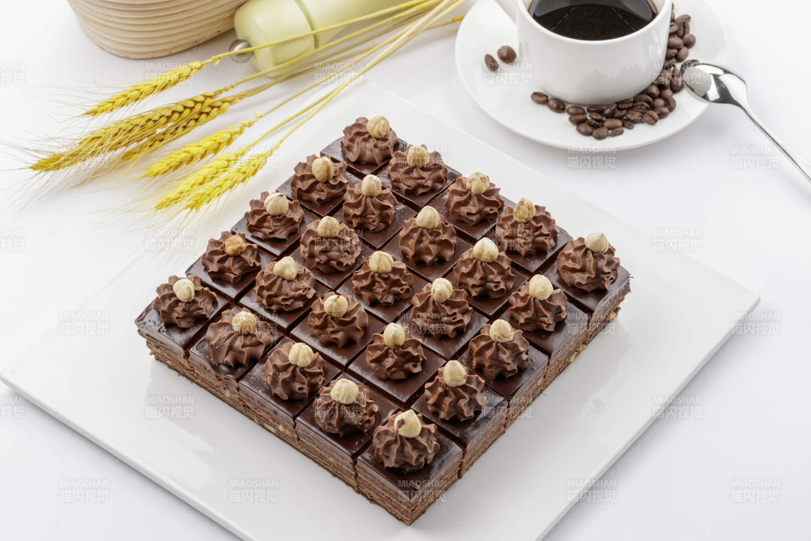 坚果巧克力慕斯蛋糕摆放在白色背景上图片