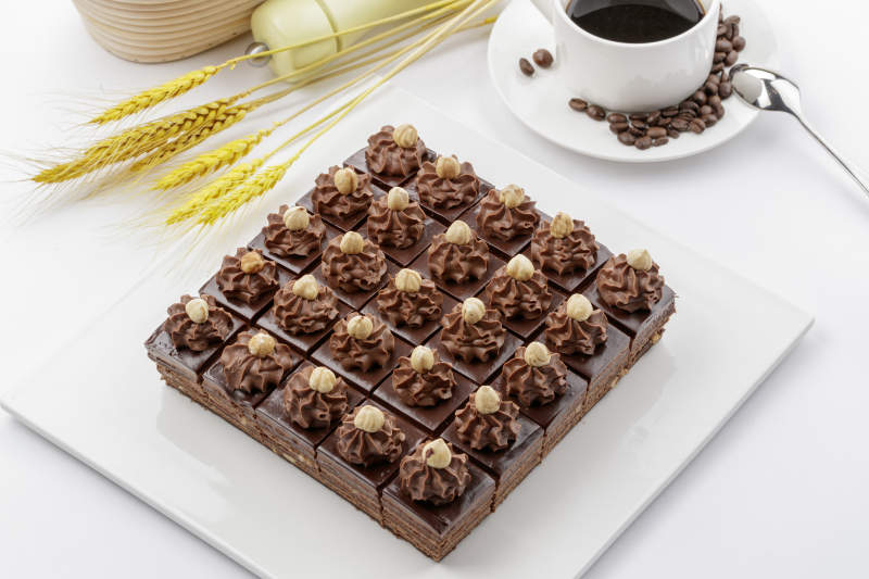 坚果巧克力慕斯蛋糕摆放在白色背景上图片