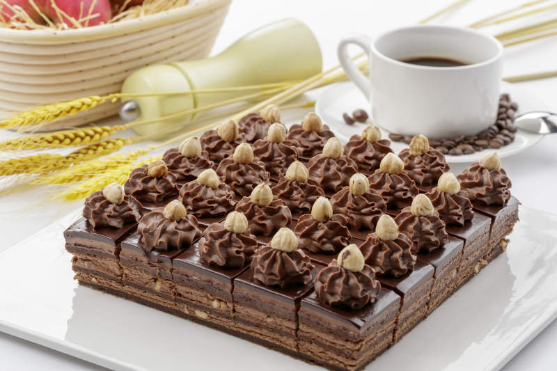 圆形黑色石板装的甜品全拼摆放在黑色背景上图片