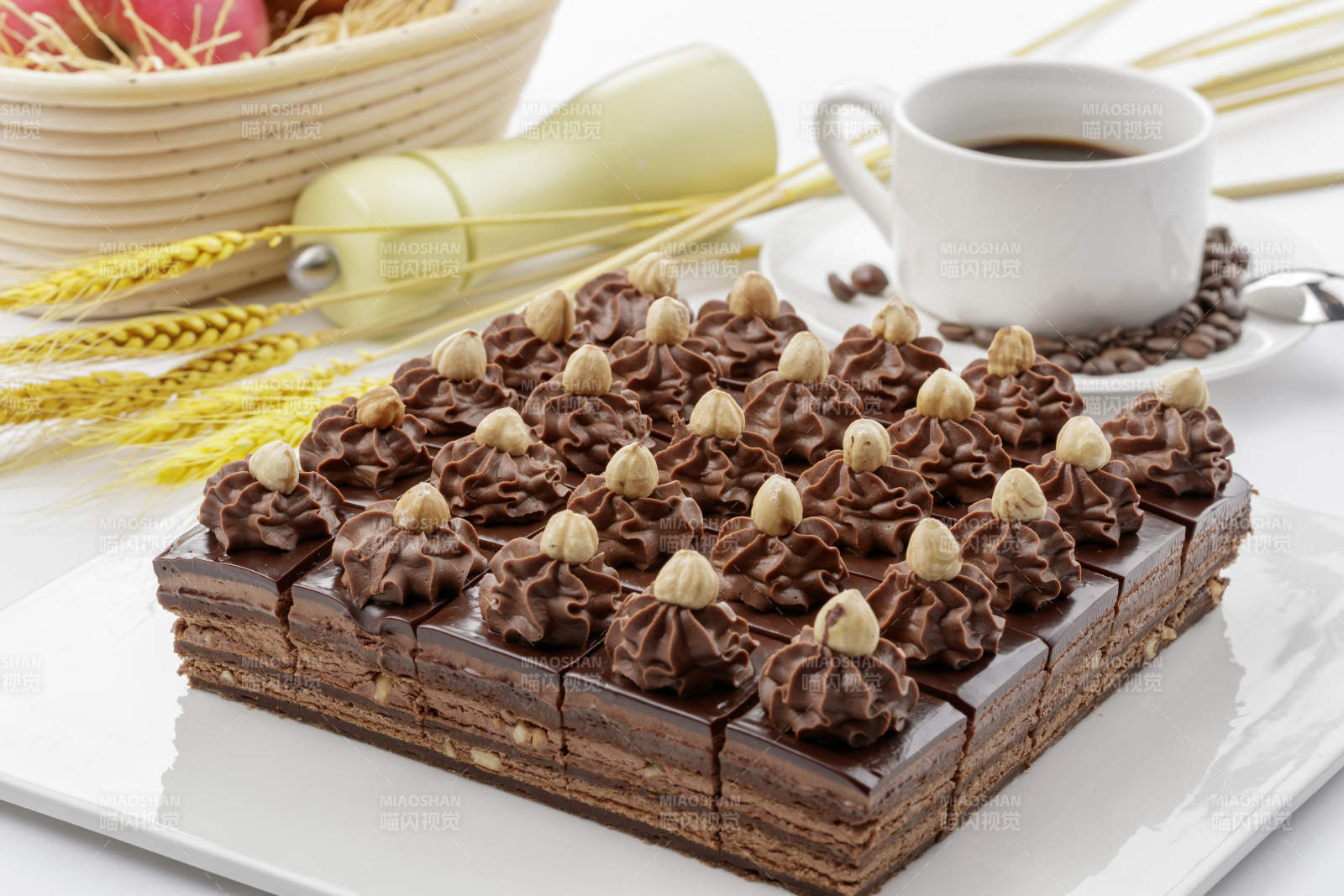 圆形黑色石板装的甜品全拼摆放在黑色背景上图片